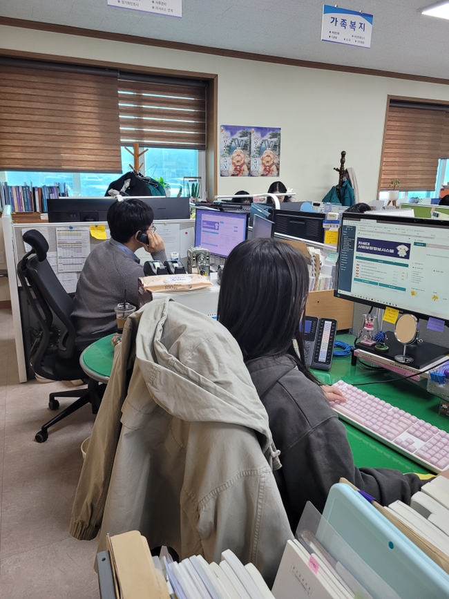 ▲ 의성군청 사회보장과 통합조사팀 직원들이 4일 사무실에서 사회보장정보시스템(행복e음)을 활용해 하반기 사회보장급여 정기 확인조사 대상 가구의 소득·재산 변동 사항을 점검하고 있다. 김동현 기자 jhass80@kyongbuk.com