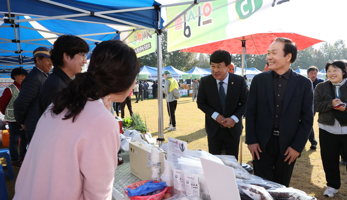 ▲ 김주수 의성군수와 이상헌 재구미의성향우회장을 비롯한 임원들이 2일 구미시 낙동강체육공원에서 열린 ‘의성군 우수 농·특산물 직거래장터’ 현장을 찾아 지역 농가의 특산품을 둘러보며 품질과 판매 현황을 꼼꼼히 살피고 있다. 의성군