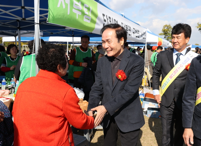 ▲ 김주수 의성군수가 2일 이상헌 재구미의성향우회장과 함께 구미시 낙동강체육공원에서 열린 재구미향우회 한마음 체육대회 현장을 찾아 참가자들과 반갑게 인사를 나누며 안부를 묻고 있다. 의성군