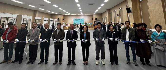 ▲ 예천군 개포면(면장 윤현주)이 4일 개포행복열린센터에서 ‘개포면민 작품 전시회’를열었다 사진은 개막식 커팅식 장면, 이상만기자