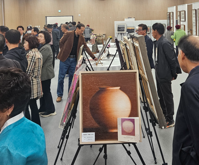 ▲ 4일부터 9일까지  예천군 개포행복열린센터에서 ‘개포면민 작품 전시회’가 열리자 많은 관람객들이 전시장을 찾고 있는 장면,이상만기자