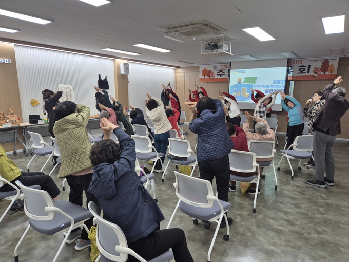 ▲ 점촌3동 행정복지센터에서 열린 ‘2025 점촌3동 도시재생 성과공유회’에서 주민들이 직접 준비한 공연과 작품 전시를 선보이며 함께 성과를 나누고 있다.