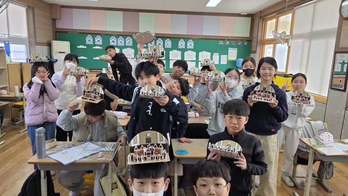 ▲ 함창초등학교 학생들이 ‘나라사랑 박열 교실’에 참여해 박열의사의 독립운동 이야기를 듣고 만들기 체험을 하고 있다.