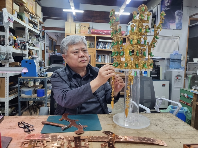 ▲ 김진배 장인이 4일 자신의 작업장인 ‘삼선방’에서 금관 모형을 제작하고 있다. 황기환 기자