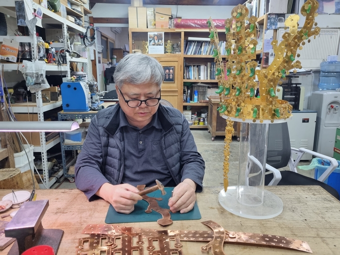 ▲ 김진배 장인이 4일 경주시 하동에 위치한 ‘삼선방’에서 금관 제작에 몰두하고 있다. 황기환 기자