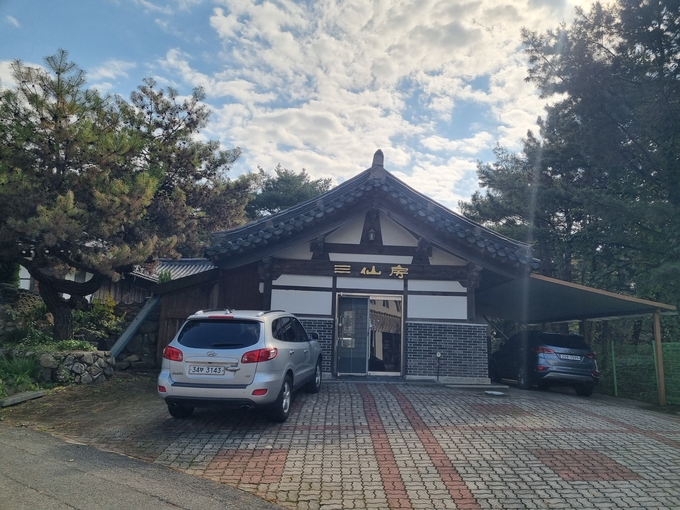 ▲ 경주시 하동 민속공예촌에 위치한 김진배 장인의 작업장 ‘삼선방’ 모습. 황기환 기자