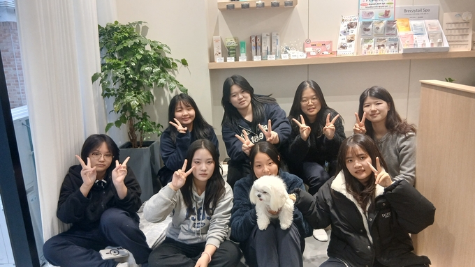 ▲ 대구보건고 반려동물케어과 1학년 학생들이 창업 선배가 운영하는 반려견 미용실에서 영업에 필요한 내용들을 배웠다. 대구보건고 제공