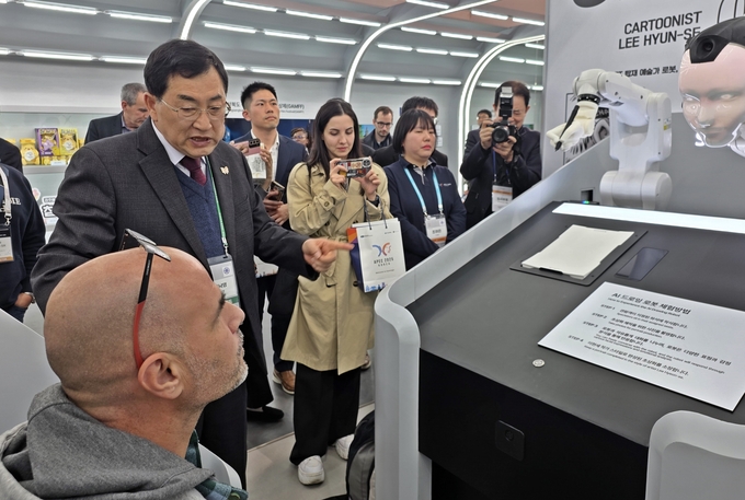 ▲ 주낙영 경주시장이 10월 29일 경주 엑스포대공원 APEC경제전시관을 방문한 해외 투자자에게 전시관 내 첨단 로봇 기술을 소개하고 있다. 경주시