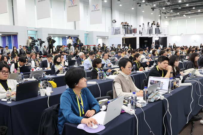 ▲ 2025년 아시아태평양경제협력체(APEC) 정상회의 취재를 위해 경주를 찾은 21개국 취재진이 경북과 경주의 아름다움과 APEC 소식 등을 전하기 위해 분주히 움직이고 있다. 경북일보 DB
