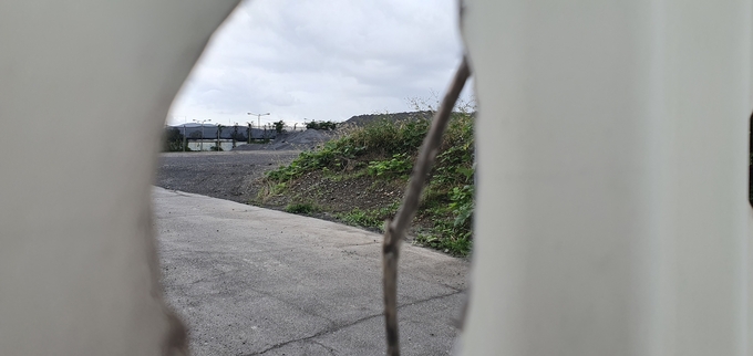 ▲ 상수원보호구역인 포항시 북구 흥해 곡강천 인근에 수천 t으로 추정되는 불법 폐기물 매립 정황. 황영우 기자