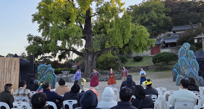 ▲ 지난 2일 임고서원 은행나무 앞 야외마당에서 ‘나그네 마음을 담다’ 창작 마당극 공연이 펼쳐지고 있다. 권오석 기자