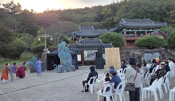 ▲ 지난 2일 임고서원 앞 마당에서 포은 정몽주 선생을 기리는 창작 마당극 ‘나그네 마음을 담다’ 공연이 열리고 있다. 권오석 기자