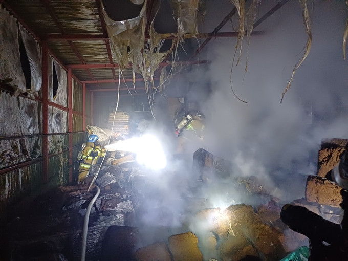 ▲ 지난 3일 오후 6시 22분께 포항시 북구 기계면에 있는 폐기물 재활용 시설에서 불이 나 소방당국이 진화에 나선 모습. 포항북부소방서 제공