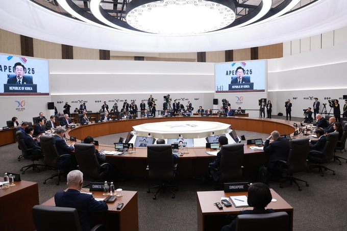 ▲ 2025 APEC 정상회의가 열린 경주화백컨벤션센터(HICO) 3층 본회의장에서 각국 정상들이 회의를 진행하고 있다. 경주시는 이 회의장을 시민에게 공개할 예정이다. 경주시