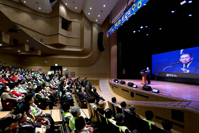▲ 김진열 대구 군위군수가 4일 삼국유사교육문화회관서 열리는 소보면과 우보면 어르신들이 참석한  ‘2025 노인 일자리 문화나들이’ 행사에서 축사를 하고 있다.  이만식 기자