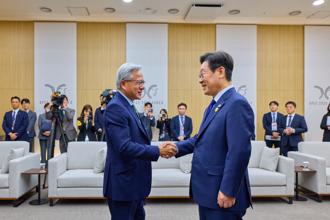 ▲ 이재명 대통령이 31일 APEC 정상회의장인 경주화백컨벤션센터에서 면담을 위해 젠슨 황 엔비디아 최고경영자를 맞이하고 있다.연합