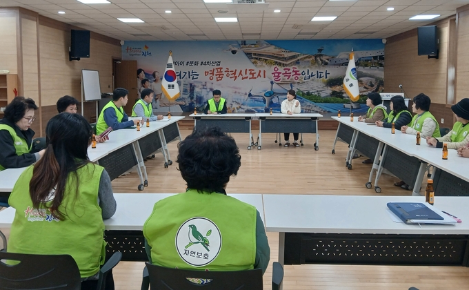 ▲ 김천시 율곡동 자연보호협의회 오애순 회장을 비롯한 협의회 회원, 옹해성 한국전력기술 재무처 자산관리팀장과 직원, 이순영 율곡동장 등이 참석한 가운데 지역사회와 기업 간의 지속적인 협력 강화를 위한 간담회를 열고 있다.