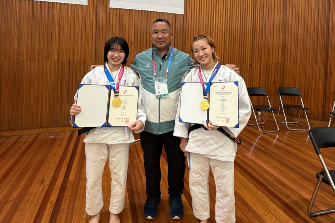 ▲ 경북체육회 허미미(왼쪽)와 김지수(오른쪽)가 지난 2일 막내린 2025 순천만 전국유도대회 겸 2026 국가대표 1차선발전에서 나란히 전 경기 한판승을 거두며 동반우승을 차지했다. 사진제공 경북체육회