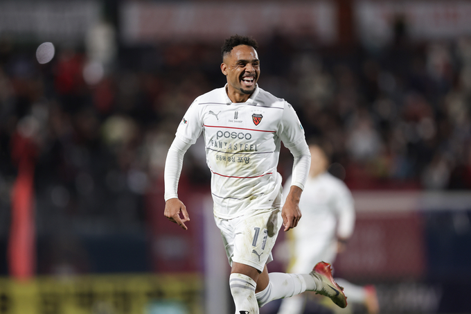 ▲ 1일 김천종합운동장에서 열린 김천상무-포항스틸러스간 하나은행 K리그1 35라운드 경기 후반 26분 선제결승골을 터뜨린 포항 주닝요가 세리머니를 펼치고 있다. 사진제공 포항스틸러스