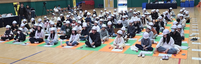 ▲ ‘2025 안전골든벨 어린이퀴즈쇼 영덕예선’에 참가한 학생 150명이 진지하게 문제를 듣고 있다.