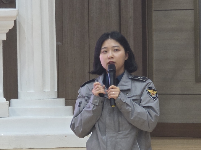 ▲ 퀴즈쇼에 앞서 영덕영덕경찰서 노윤하 순경이 학교폭력에 대한  교육을 진행했다.