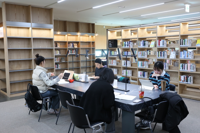 ▲ 대구 남구 옛 캠프워커 헬기장 반환부지에 건립한 ‘대구도서관’.정식 개관을 하루 앞둔 4일 오전 이곳을 찾은 방문객들이 시설을 이용하고 있다.김영환 기자 yhk@kyongbuk.com