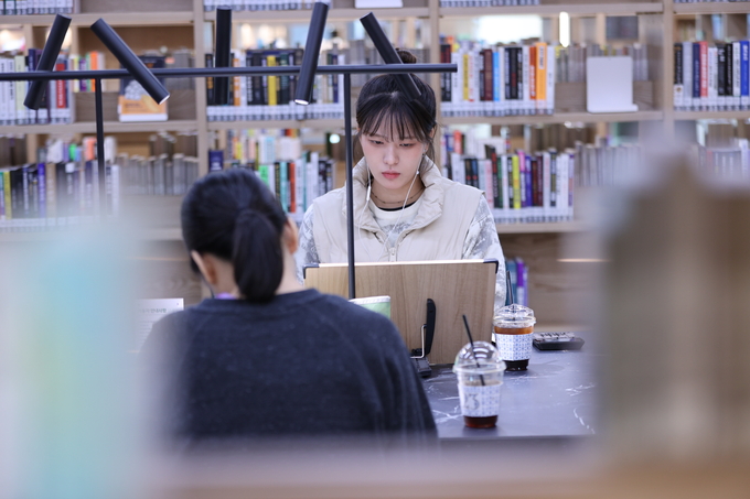 ▲ 대구 남구 옛 캠프워커 헬기장 반환부지에 건립한 ‘대구도서관’.정식 개관을 하루 앞둔 4일 오전 이곳을 찾은 방문객들이 시설을 이용하고 있다.김영환 기자 yhk@kyongbuk.com