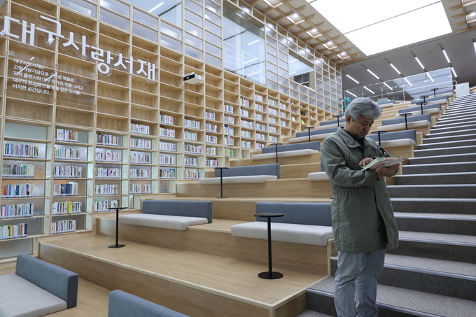 ▲ 대구 남구 옛 캠프워커 헬기장 반환부지에 건립한 ‘대구도서관’.정식 개관을 하루 앞둔 4일 오전 이곳을 찾은 한 방문객이 책을 보고 있다.김영환 기자 yhk@kyongbuk.com