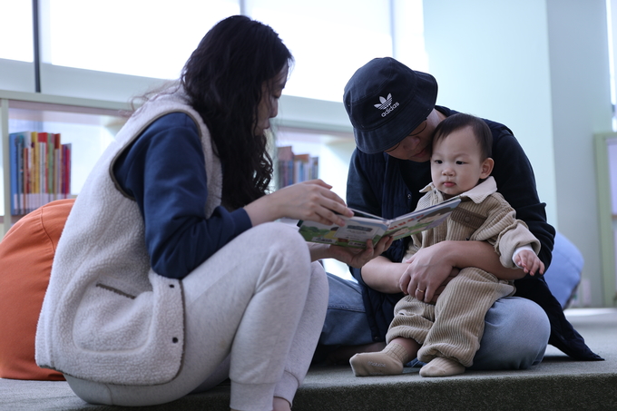 ▲ 대구 남구 옛 캠프워커 헬기장 반환부지에 건립한 ‘대구도서관’.정식 개관을 하루 앞둔 4일 오전 이곳을 찾은 방문객들이 책을 보고 있다.김영환 기자 yhk@kyongbuk.com