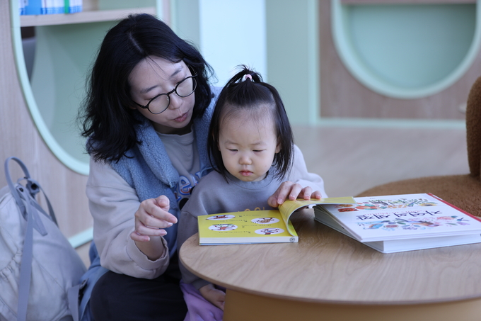 ▲ 대구 남구 옛 캠프워커 헬기장 반환부지에 건립한 ‘대구도서관’.정식 개관을 하루 앞둔 4일 오전 이곳을 찾은 엄마와 아이가 책을 보고 있다.김영환 기자 yhk@kyongbuk.com
