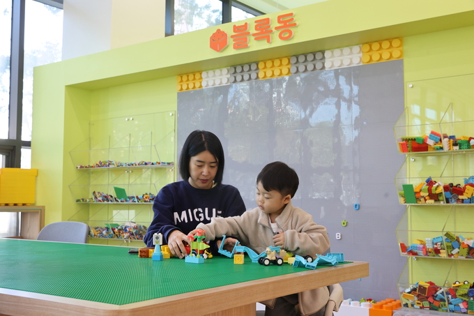 ▲ 대구 남구 옛 캠프워커 헬기장 반환부지에 건립한 ‘대구도서관’.정식 개관을 하루 앞둔 4일 오전 이곳을 찾은 시민들이 시설을 이용하고 있다.김영환 기자 yhk@kyongbuk.com