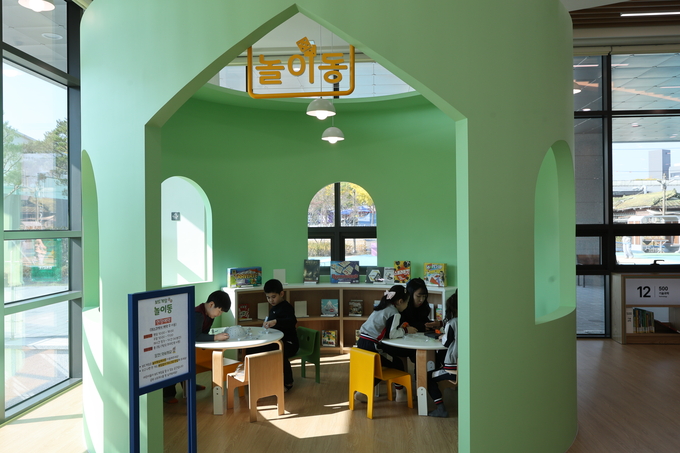 ▲ 대구 남구 옛 캠프워커 헬기장 반환부지에 건립한 ‘대구도서관’.정식 개관을 하루 앞둔 4일 오전 이곳을 찾은 어린이들이 시설을 이용하고 있다.김영환 기자 yhk@kyongbuk.com