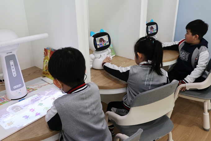 ▲ 대구 남구 옛 캠프워커 헬기장 반환부지에 건립한 ‘대구도서관’.정식 개관을 하루 앞둔 4일 오전 이곳을 찾은 어린이들이 시설을 이용하고 있다.김영환 기자 yhk@kyongbuk.com