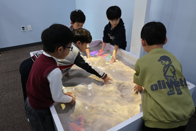 ▲ 대구 남구 옛 캠프워커 헬기장 반환부지에 건립한 ‘대구도서관’.정식 개관을 하루 앞둔 4일 오전 이곳을 찾은 어린이들이 시설을 이용하고 있다.김영환 기자 yhk@kyongbuk.com