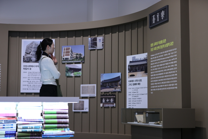 ▲ 대구 남구 옛 캠프워커 헬기장 반환부지에 건립한 ‘대구도서관’.정식 개관을 하루 앞둔 4일 오전 이곳을 찾은 한 방문객이 전시물을 보고 있다.김영환 기자 yhk@kyongbuk.com