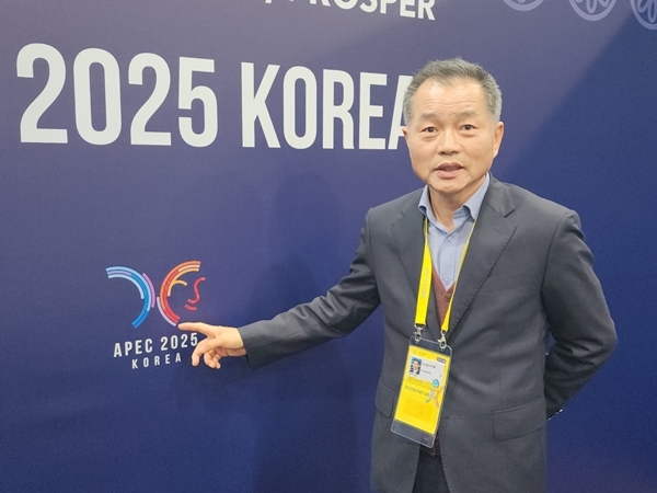 ▲ 본보 김정모 기자가 1일 경주 국제미디어센터 2층 인터뷰룸에서 미디어오늘과의 인터뷰에서 APEC 엠블럼을 소개하고 있다. 미디어오늘 제공