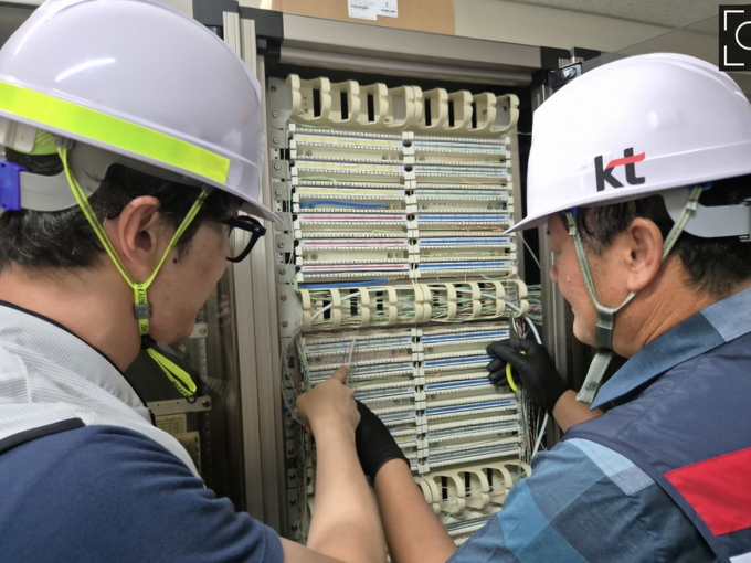 ▲ KT가 경북 지역 내 아파트를 대상으로 통신인프라 고도화 작업을 진행하고 있다. KT 대구경북본부 제공