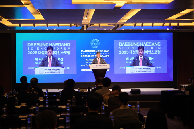 ▲ 4일 서울 웨스틴조선호텔에서 열린 ‘2025 대성해강사이언스 포럼’에서 김영훈 대성그룹 회장이 환영사를 하고 있다. 대성에너지 제공