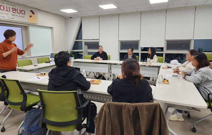 ▲ 포항시가족행복센터가 4일 오후 7시 센터 2층 교육장에서 가족&솔루션 정영숙 소장을 강사로 초빙해 ‘오늘, 아이를 다시 만나다’라는 부모양육코칭을 하고 있다.