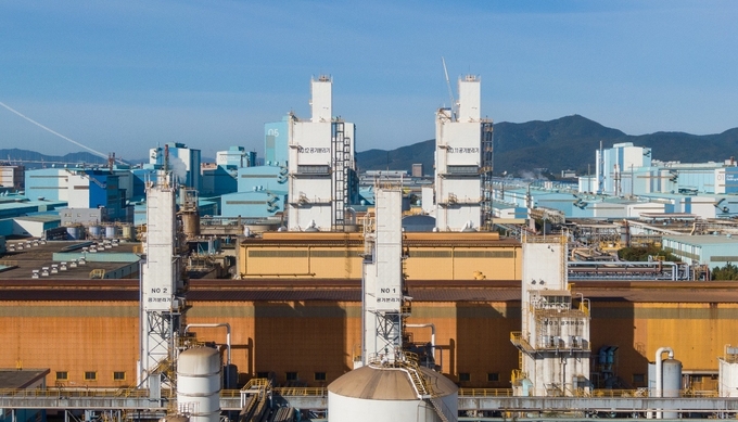 ▲ 포스코 광양제철소 산소공장의 대형 공기분리장치(ASU, Air Separation Unit) 전경.