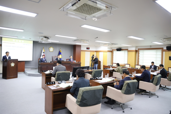 ▲ 전종율 청도군의회 의장이 3일 제313회 임시회를 진행하고 있다.     청도군의회