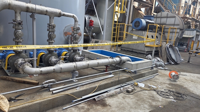 ▲ 지난달 25일 경주 안강읍 한 아연 가공업체에서 암모니아 저감 설비 설치 작업을 하던 근로자 4명 중 3명이 숨지는 사고가 발생했다. 사진은 사고가 발생한 업체의 지하수조 모습. 경북일보DB