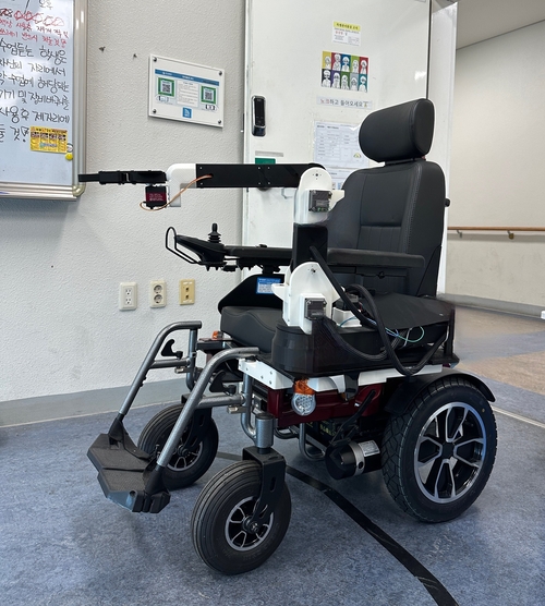 ▲ 대구대 의료재활학과 학생들이 ‘제19회 한국재활복지공학회 학부생 논문경진대회’에서 최고상인 대상을 수상했다. 스마트 로봇팔 휠체어. 대구대.