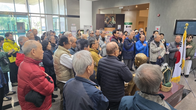 ▲ 경기고등학교 제64회 졸업생들이 박열의사기념관 앞에서  추모의식을 하고 있는 모습.