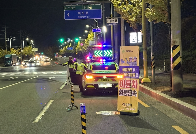 ▲ 경산시가 경산경찰서, 한국교통안전공단 대구경북본부가 참여하는 삼각 공조 체제로 소음 민원이 집중되는 이륜차 불법 개조 행위에 대한 집중 점검을 실시했다. 경산시.