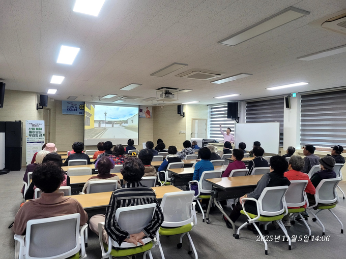 ▲ 11월 5일 의성군립도서관 강의실에서 열린 ‘2025 하반기 인문독서아카데미’ 4차시 강의에서 주민들이 영화 ‘티벳에서의 7년’을 시청하며 고난과 행복의 의미를 되새기고 있다. 의성군