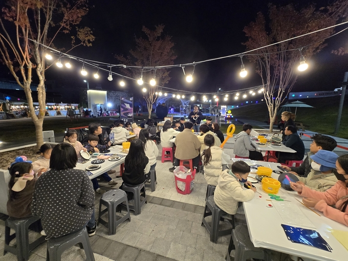 ▲ 1일 성주읍 별의별문화마당에서 열린 ‘별의별 ART 마당’ 현장에 주민과 청년 예술가들이 함께 참여해 공연과 체험 프로그램을 즐기고 있다. 성주군