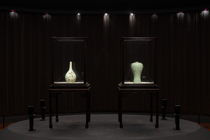 ▲ 대구간송미술관 상설전시에 ‘청자상감운학문매병’과 ‘백자청화철채동채초충난국문병’이 전시 중이다.