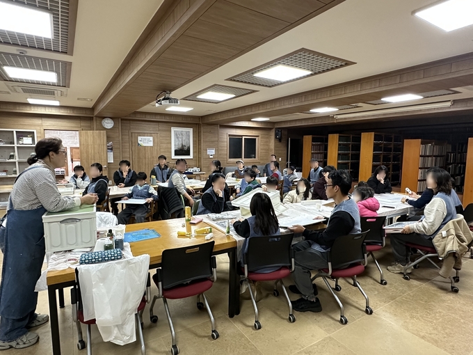 ▲ 직지사 템플스테이에서 맞벌이 가정을 위한 ‘하하호호 패밀리(2탄) 행복채움 템플스테이’에 참여한 가족들이 협력 프로그램 진행하며 서로의 온기를 느끼고 있다.