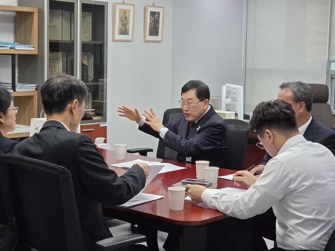 ▲ 주낙영 경주시장이 4일 국회를 방문해 예결위 한병도 위원장을 비롯한 7명의 의원들을 차례로 만나 내년도 국비 지원을 요청하고 있다. 경주시